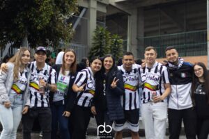 ¡Los hinchas apoyan a su equipo del alma!